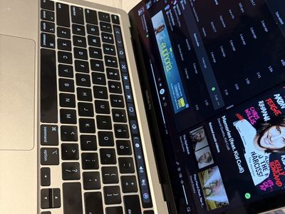MacBook Pro 2020 512 gig & sleeve