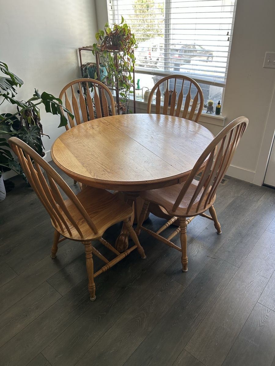 Pedestal Dining Table with 4 Windsor Back Chairs - Round with Leaf