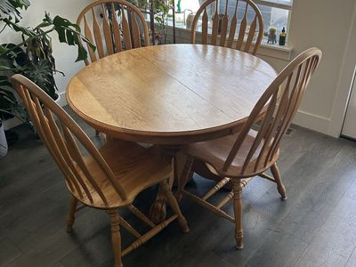 Pedestal Dining Table with 4 Windsor Back Chairs - Round with Leaf