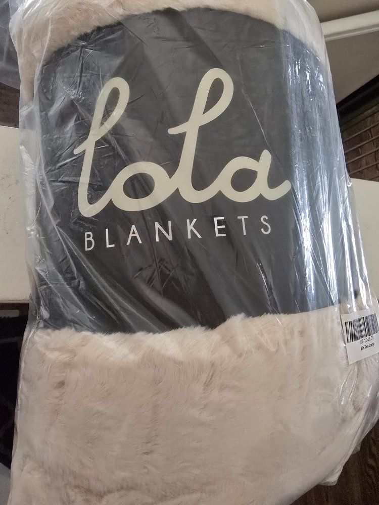 Lola Blankets color Milk Tea