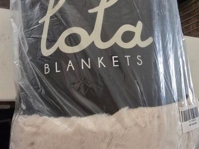 Lola Blankets color Milk Tea