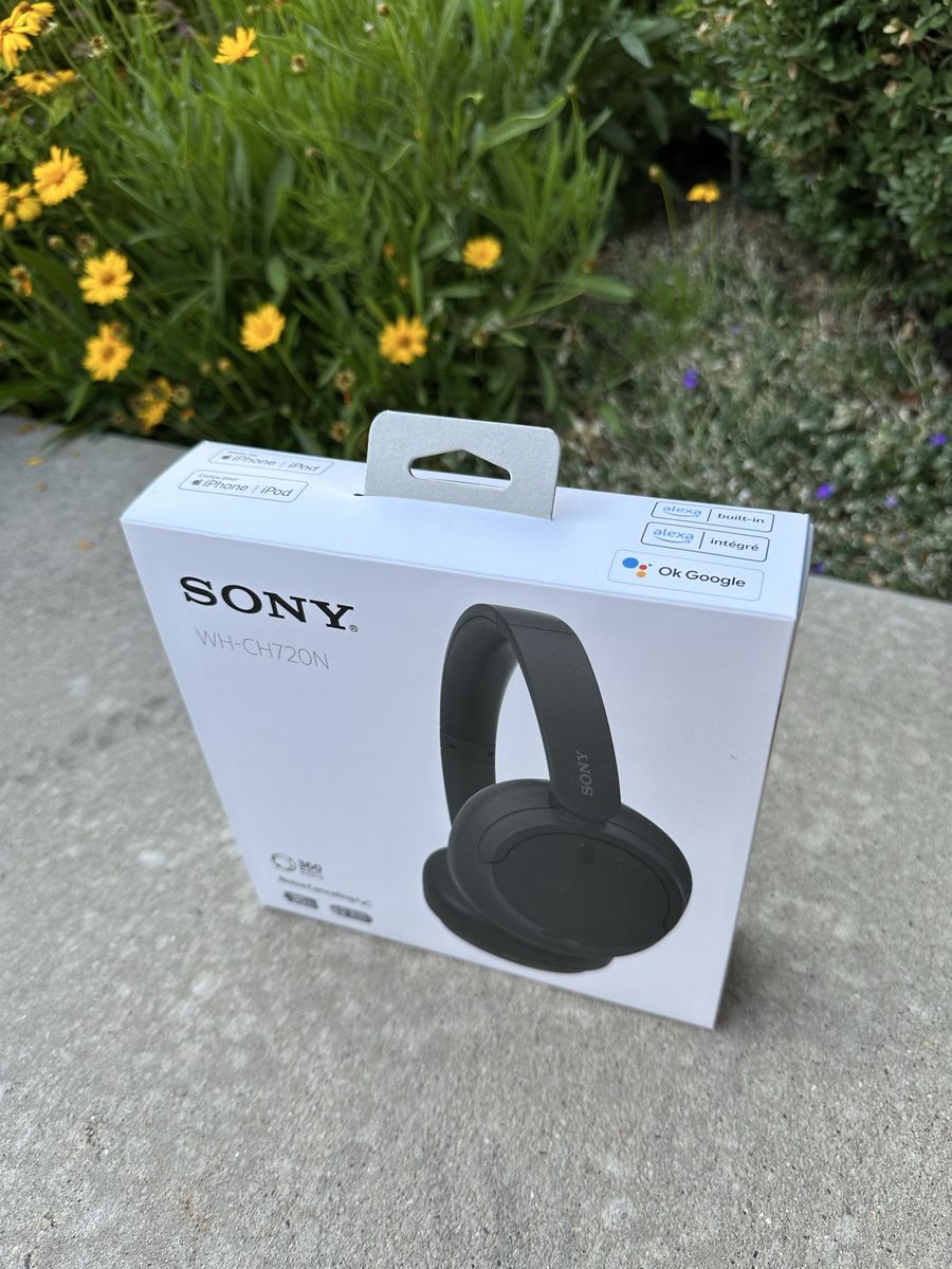 Sony Noise Canceling headphones wireless WH-CH720N - Black - New