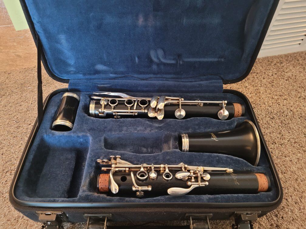 Accent (buffet e11) Intermediate Wood Clarinet wit