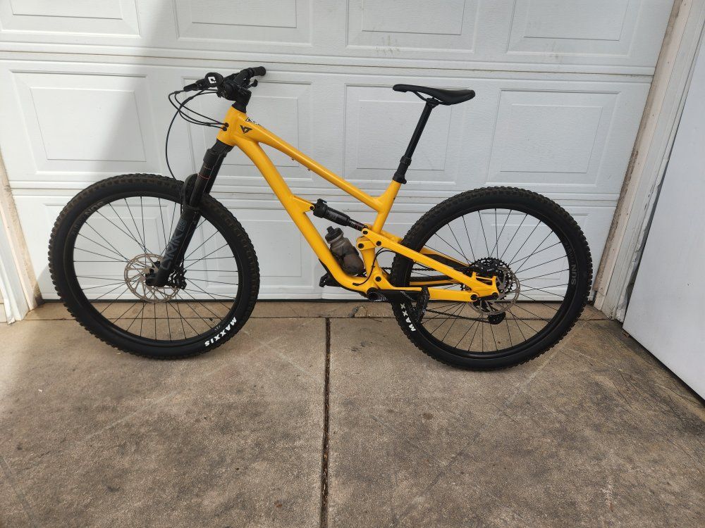 2024 YT Jeffsy Full Suspension Mountain Bike Yellow - RockShox Lyrik fork, RockShox rear shock- Maxxis Minion 29 Tires