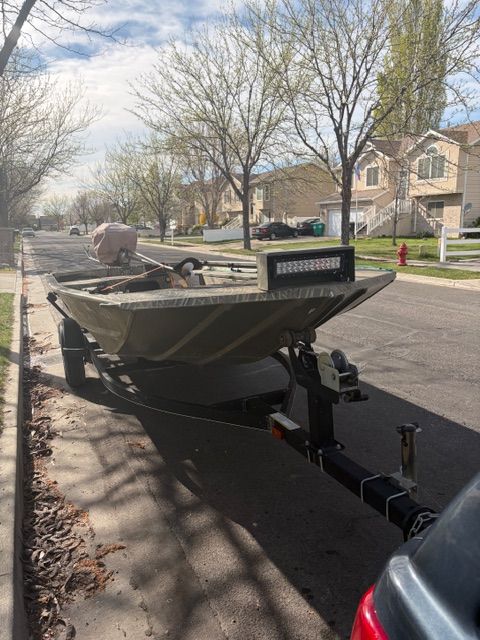 1654 Tracker Grizzly duck/fishing boat