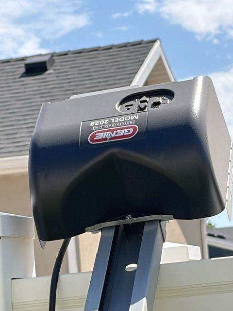 Genie Professional Line Model 2028 Garage Door Opener - Used, Good Condition  U$50