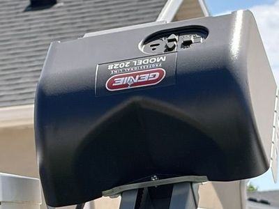 Genie Professional Line Model 2028 Garage Door Opener - Used, Good Condition U$50