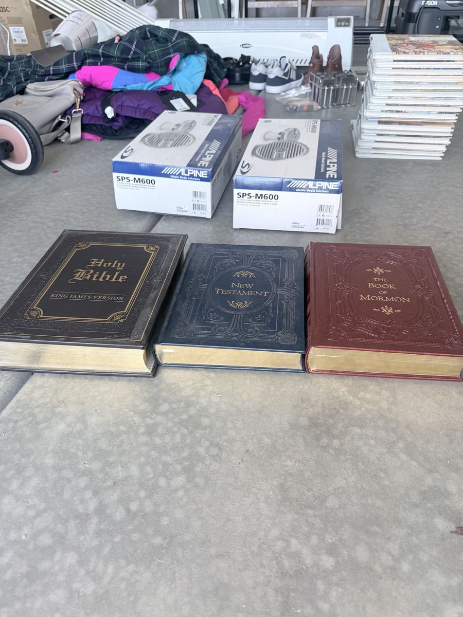 Beautiful Deseret Book heirloom scripture collection in like-new condition.