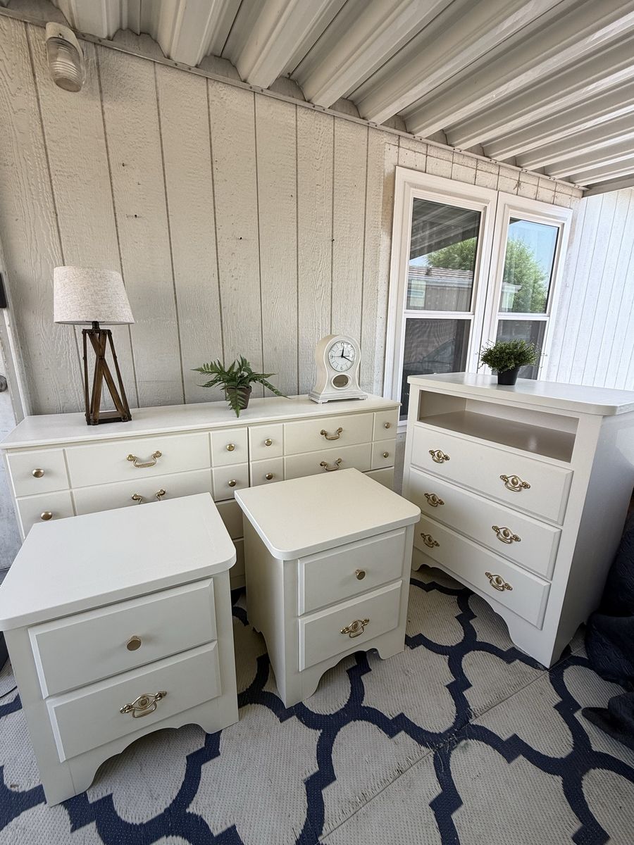 Beautiful set 4 pc Lon 1 dresser 2 nightstand s 1 tall dresser $600 for the whole set
