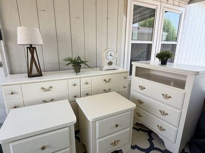 Beautiful set 4 pc Lon 1 dresser 2 nightstand s 1 tall dresser $600 for the whole set