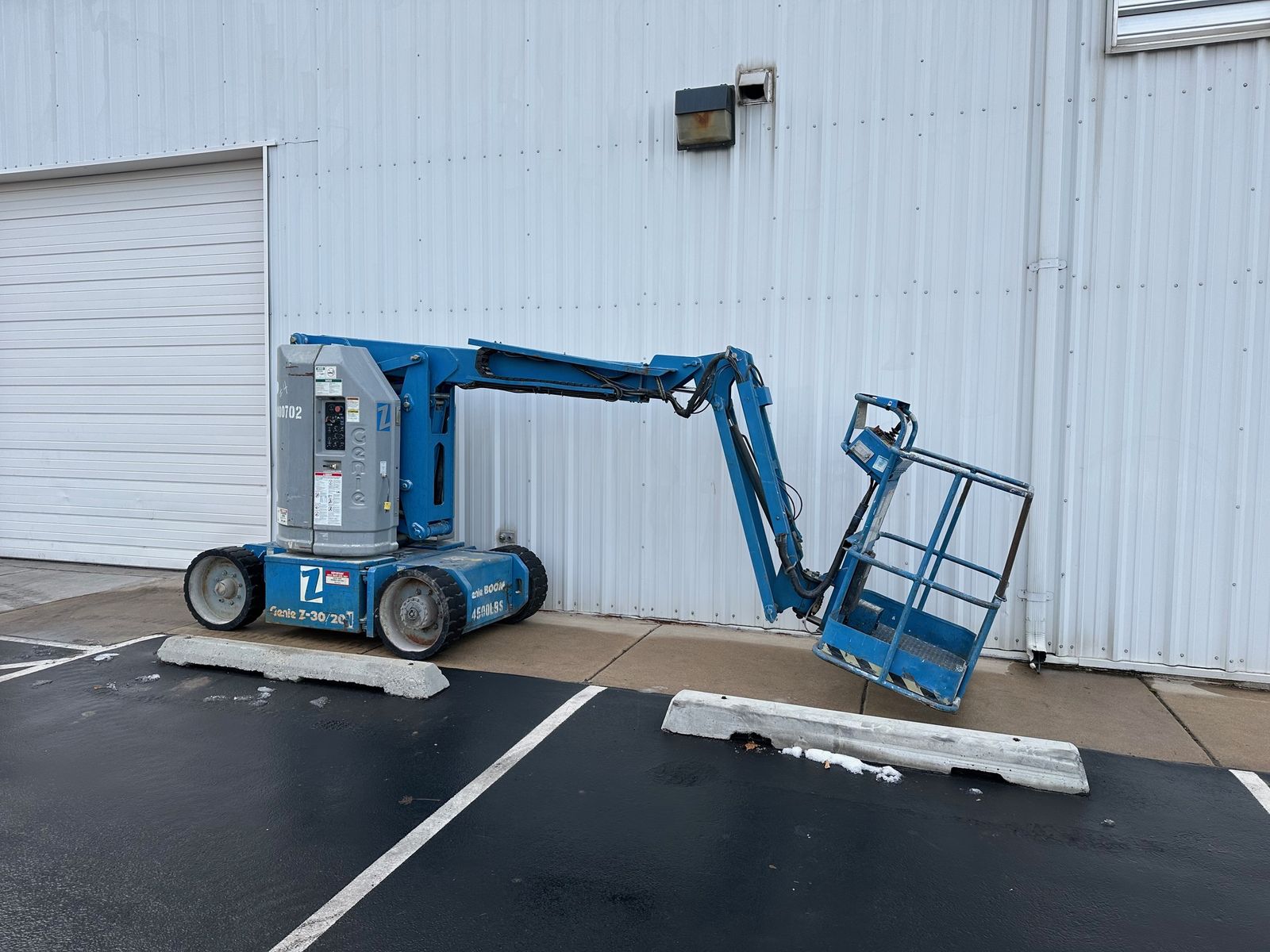 BOOM LIFT - GENIE Z30/20N.   RENTAL