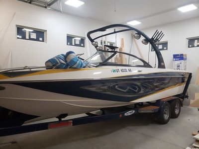 Malibu 247 LSV Wake Boat
