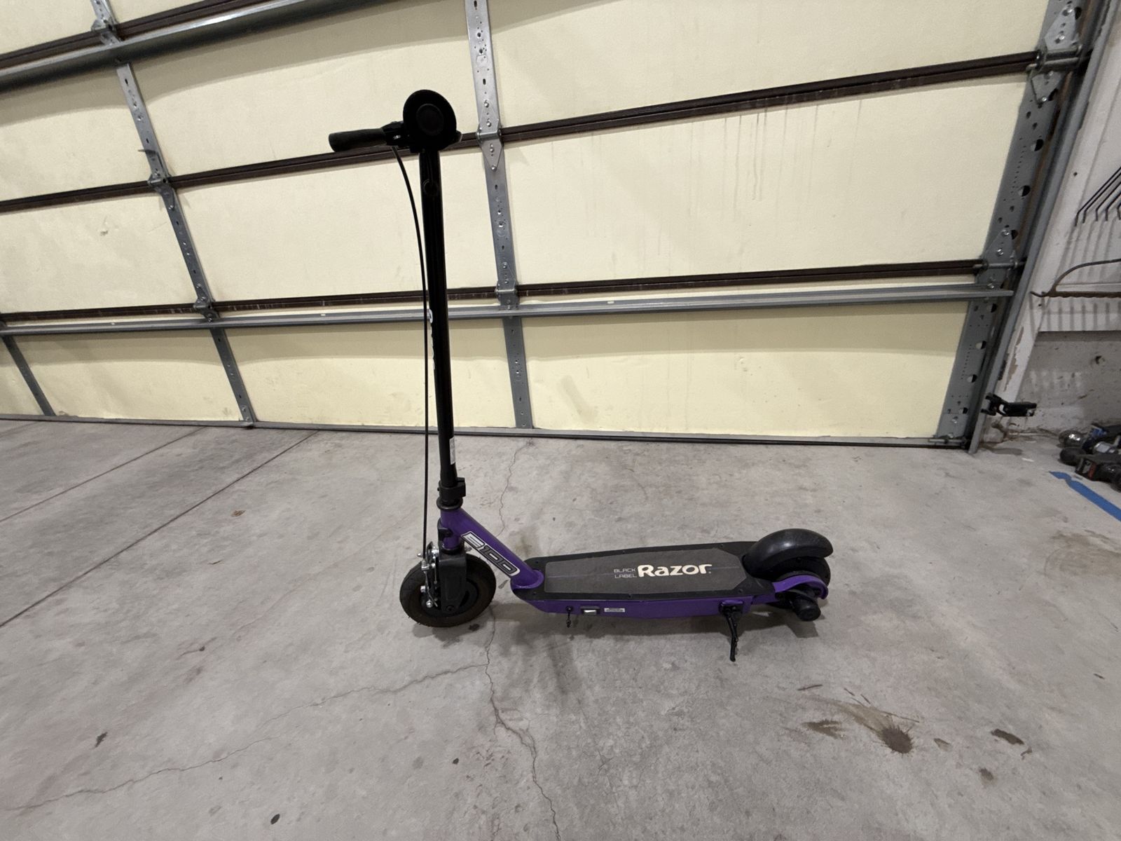 Black label e100 electric scooter
