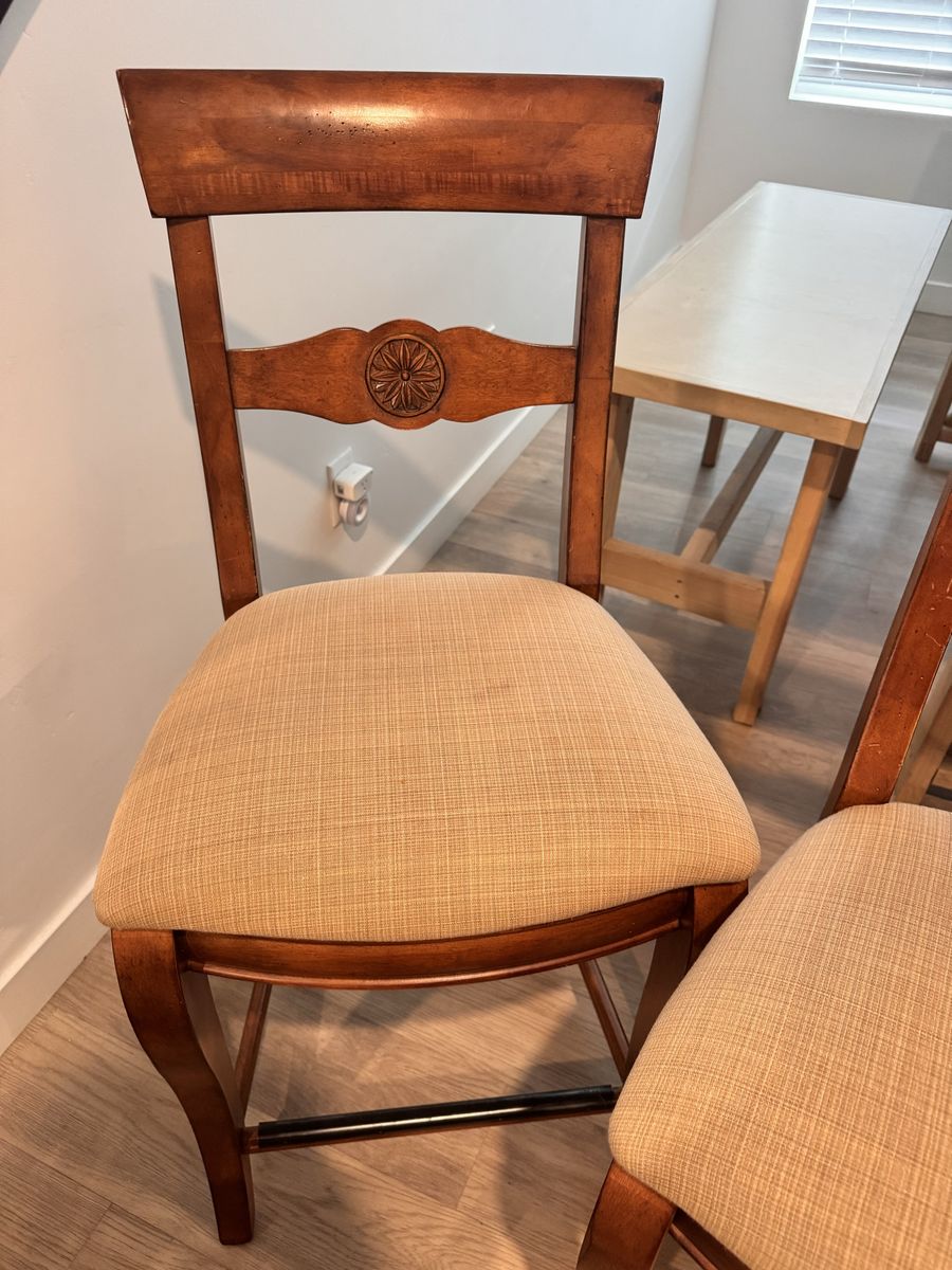 🪑 Set of 4 Beautiful Counter-Height Chairs – Great Condition!