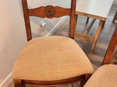 🪑 Set of 4 Beautiful Counter-Height Chairs – Great Condition!