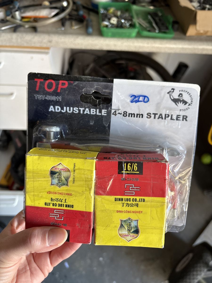 Staplegun and staples