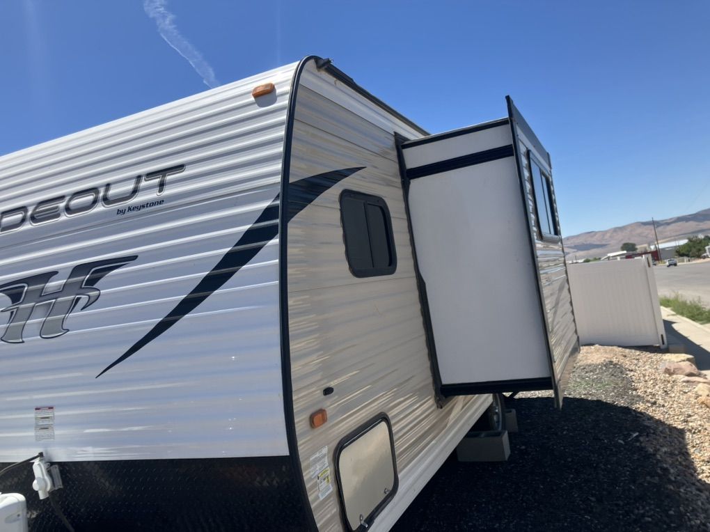 2019 Single Axle W/popOut Sleeps 6