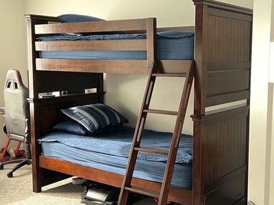 Bunk bed in great condition 2 twin beds including 2 mattresses and ladder