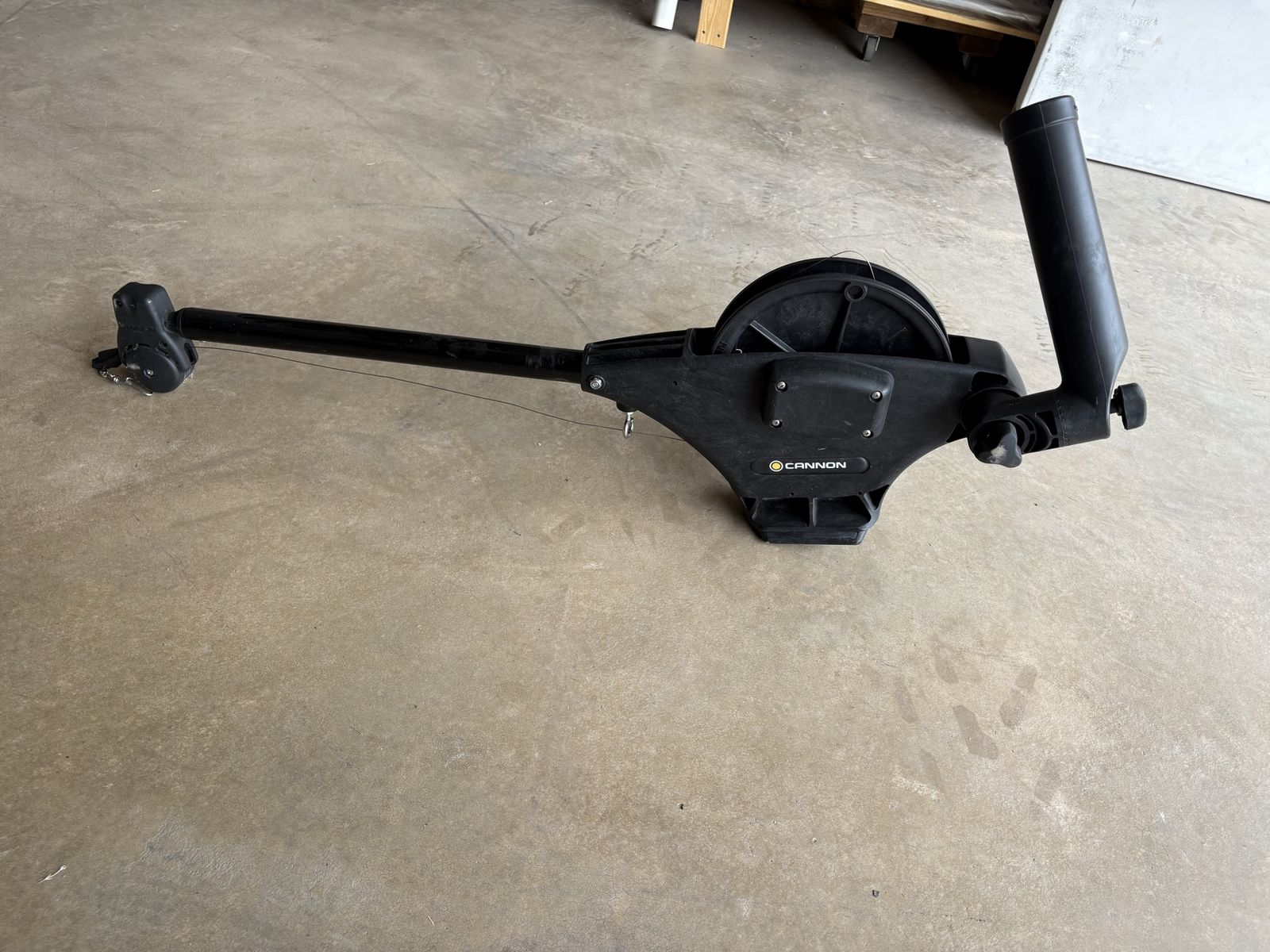 Cannon UNI-TROLL 5 Manual Downrigger with Integrated Rod Holder