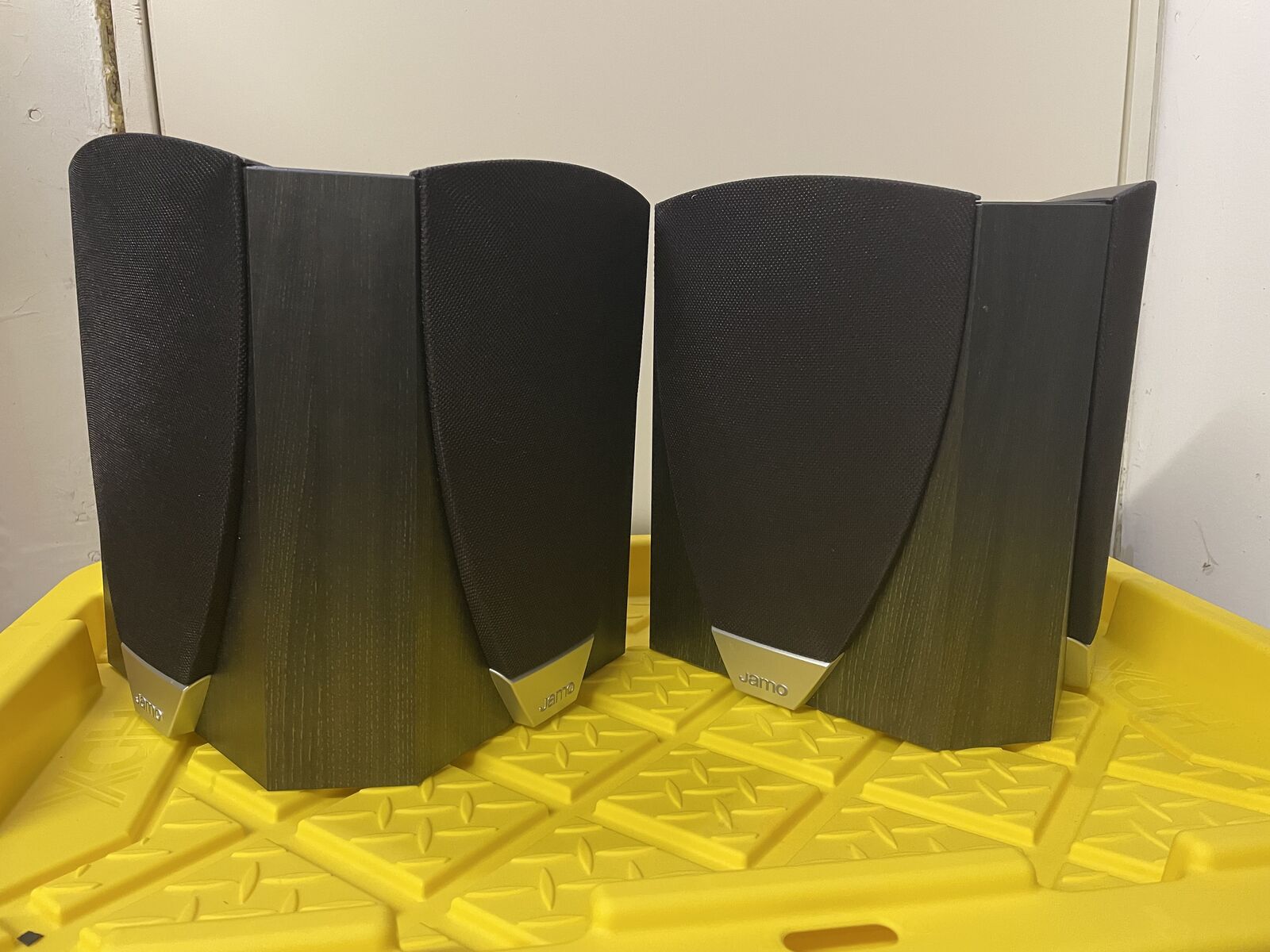 Jamo Surround Speakers E 8SUR (2 ea) Jamo Center Speaker E8CEN (1 ea)