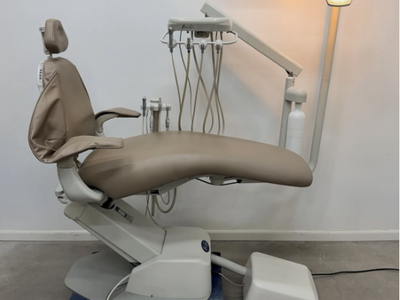 Pelton & Crane SP17 Dental Chair With Doctor/Assistant Deliveries & Light
