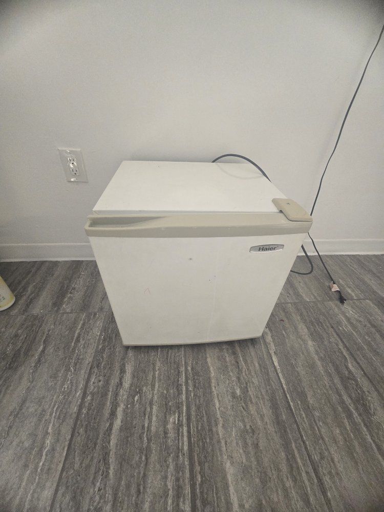 Haier Compact Refrigerator Mini Fridge White - Tested, Works Great