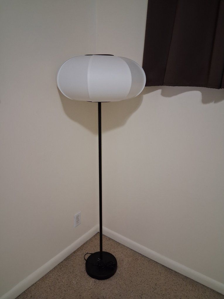 Lamp floor with Black Metal Base
white plastic modern shade.aprox. 59" tall