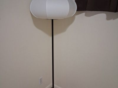 Lamp floor with Black Metal Base
white plastic modern shade.aprox. 59" tall