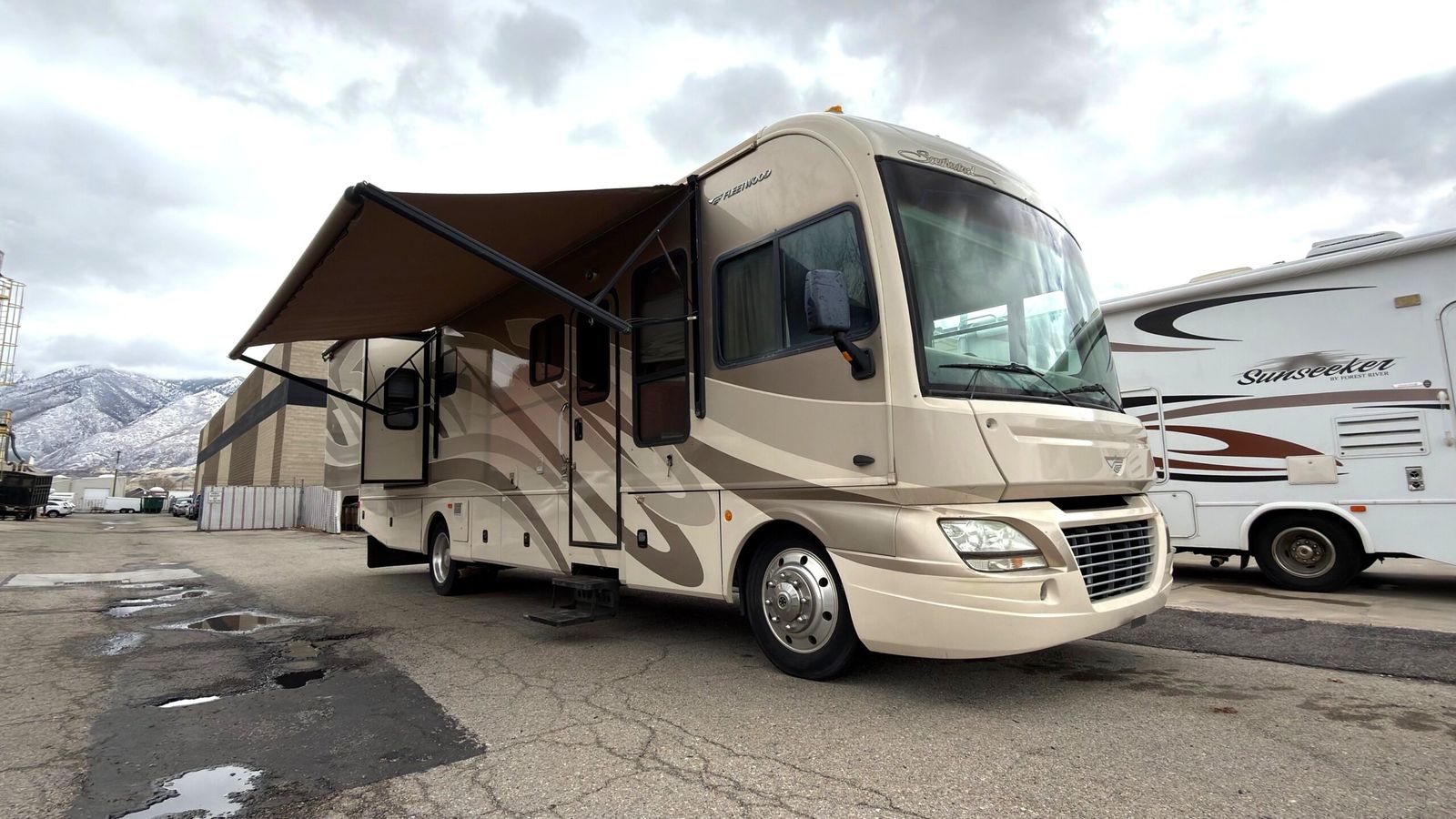 2009 Fleetwood Southwind 36D with 2 large slides