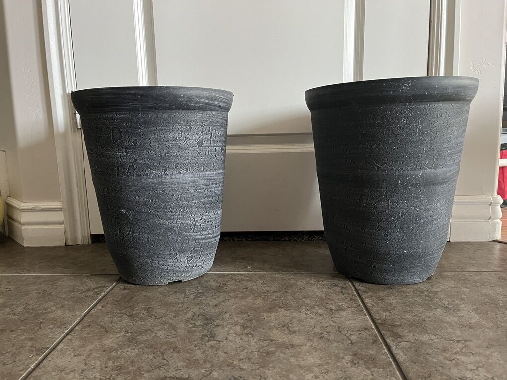 2 plastic black pots