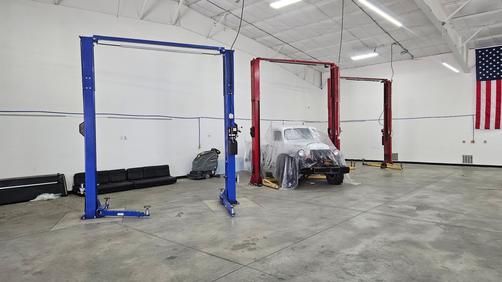 Move-In Ready Auto / Off-Road Shop for Lease — 2 Lifts, Paint Booth, Office, Air, Racking — Hyde Park / Logan