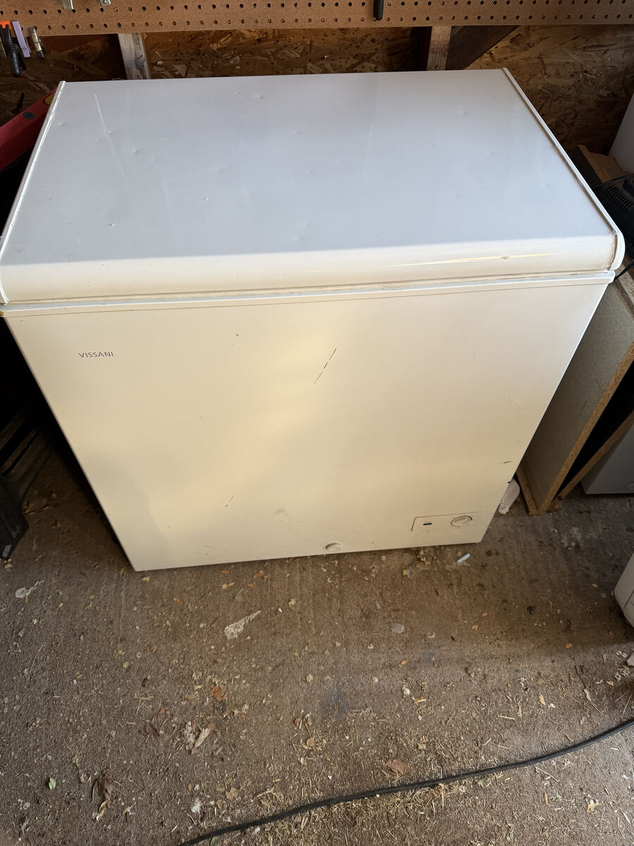 Vissani 7.0 cu. ft. Manual Defrost Chest Freezer with LED Light in White