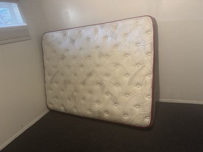 Queen Size Quilted Mattress White/Red