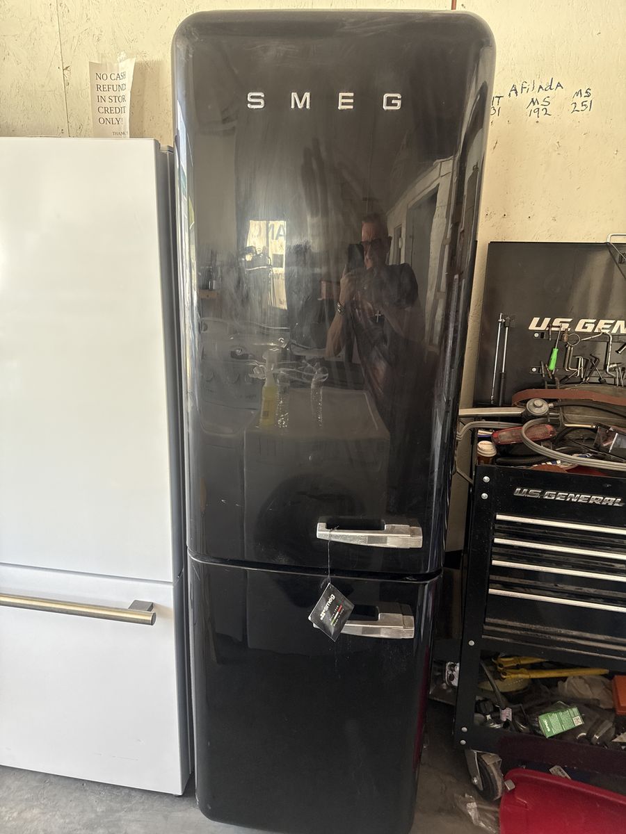 SMEG FAB32ULBL3 2-Door Bottom Freezer Refrigerator in Black, Free-Standing, Made in Italy