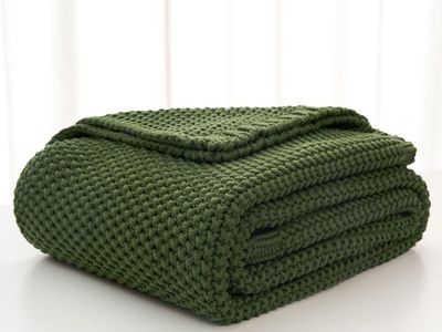Knitted Throw Blanket, Soft and Warm, Forest Green, Perfect for Bed or Sofa Decor
