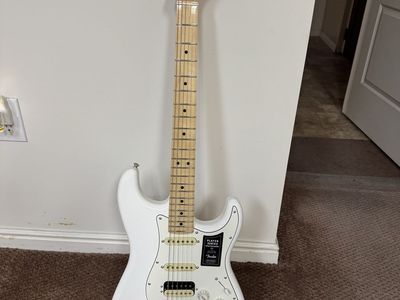Fender Player Series Stratocaster Electric Guitar White Maple HSS