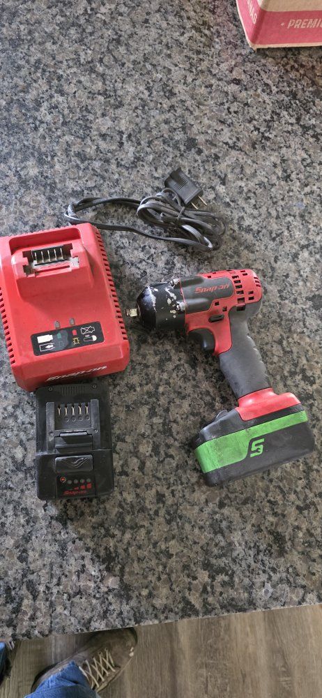 Snap-on 3/8 impact with Charger and 2 Batteries