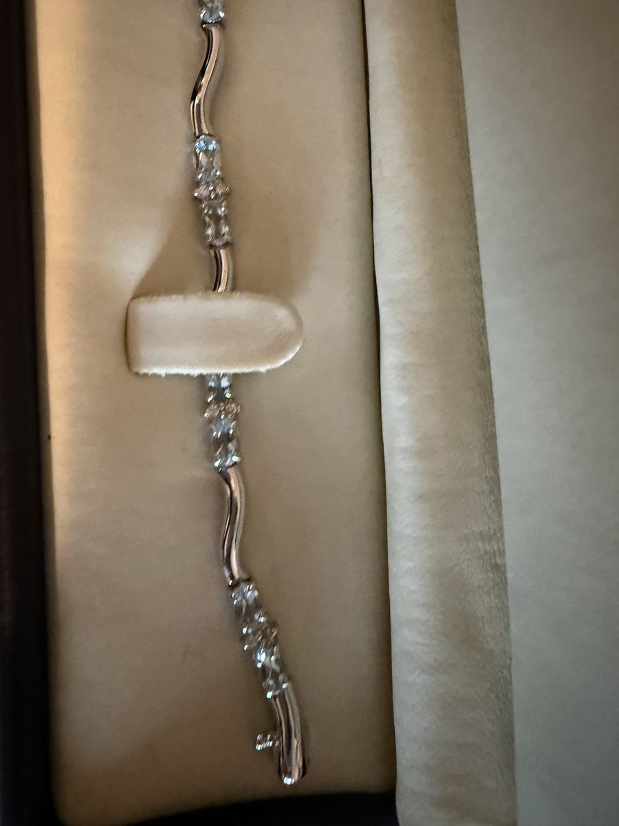 Elegant Sterling Silver Wave Link Tennis Bracelet with Clear Gemstones, 7.5 Inches