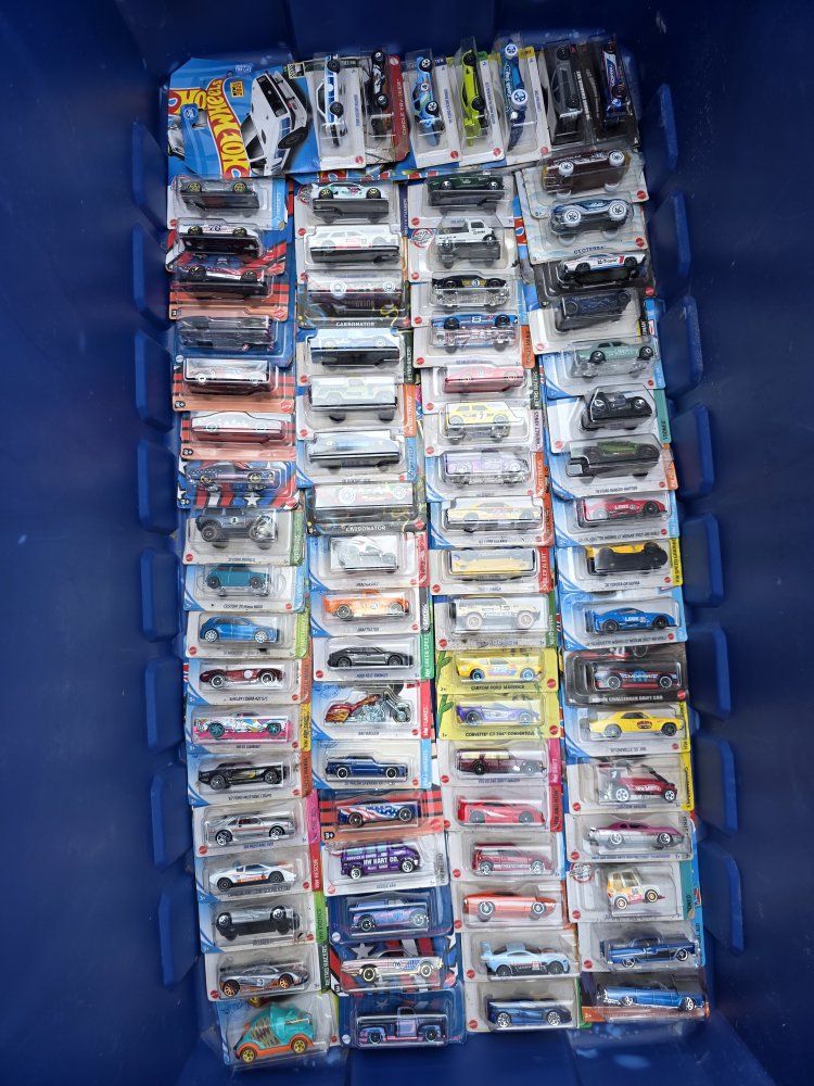 All kinds of Hotwheels