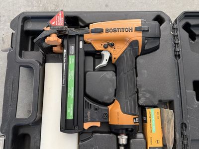 Bostitch 18GSX 18-Gauge 1-inch Narrow Crown Flooring Pneumatic Stapler with Case