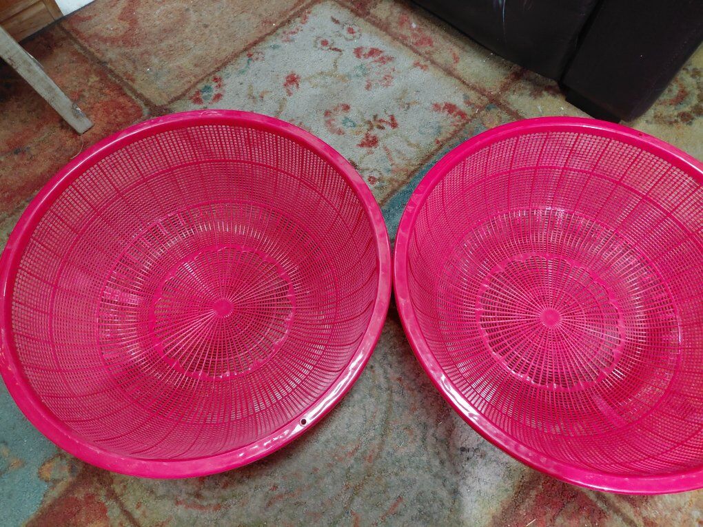 6 Lrg Plastic Colanders/Baskets