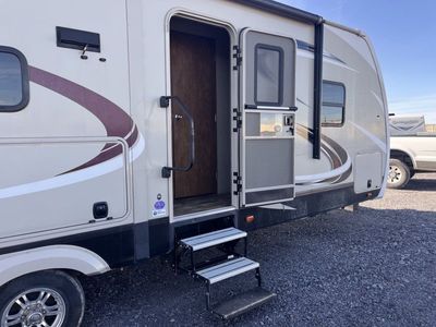 Grand Design Reflection 2017 RV - Excellent Condition, Spacious Interior