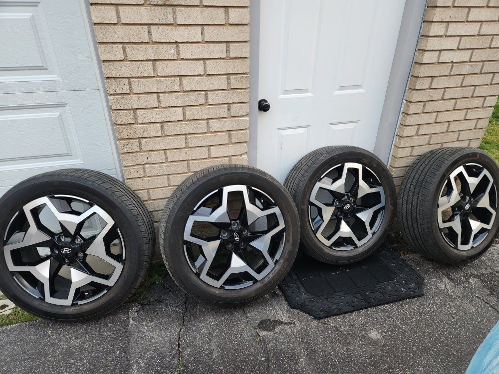 23 HYUNDAI Santa Cruz 20" OEM Wheels & tires set 4
