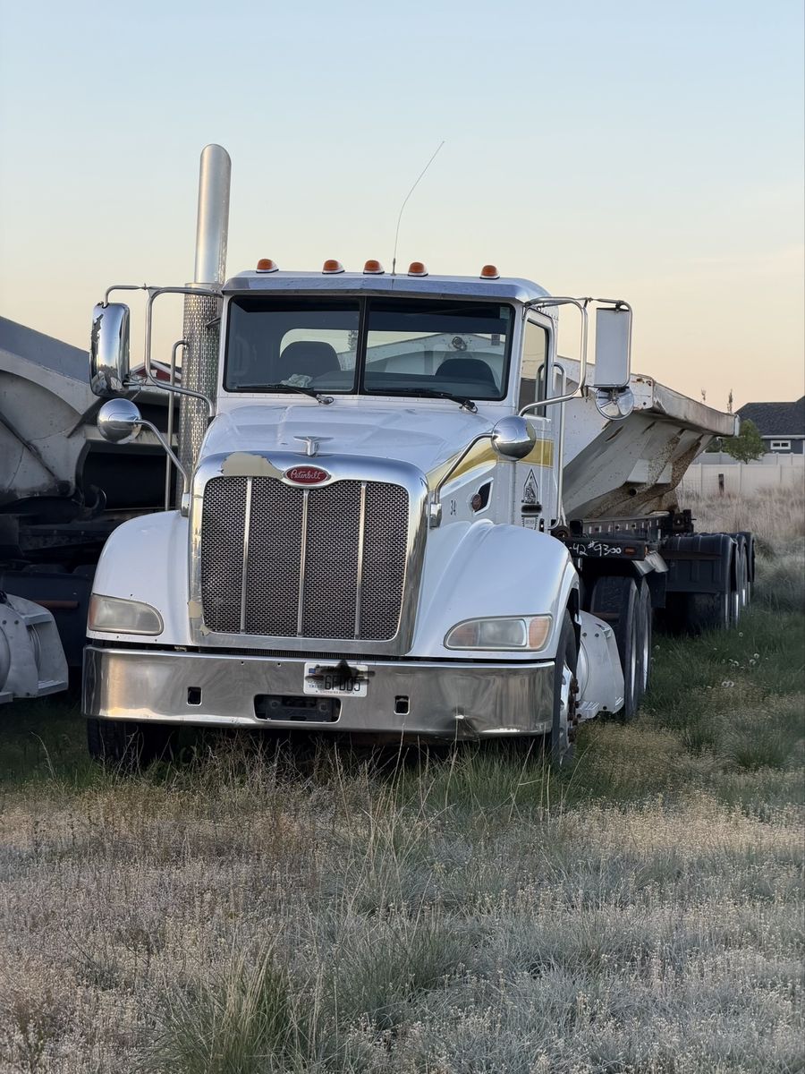 Dump truck 2008 Peterbilt with 4 axle side