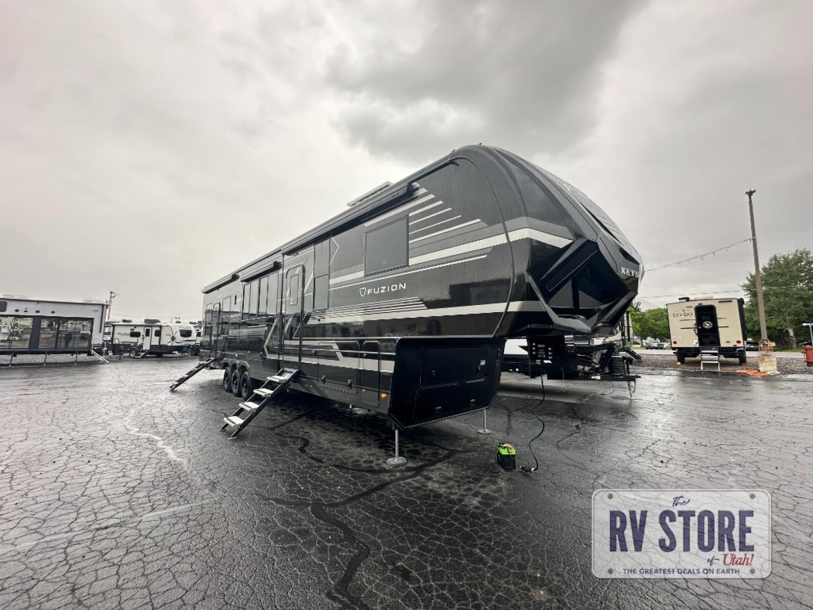 2026 Keystone RV Fuzion 419 Toy Hauler Fifth Wheel Bath and a Half|Front Bedroom|Kitchen Island|Loft|Two Entry/Exit Doors