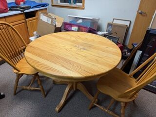 Round Dining Table w/ Chairs