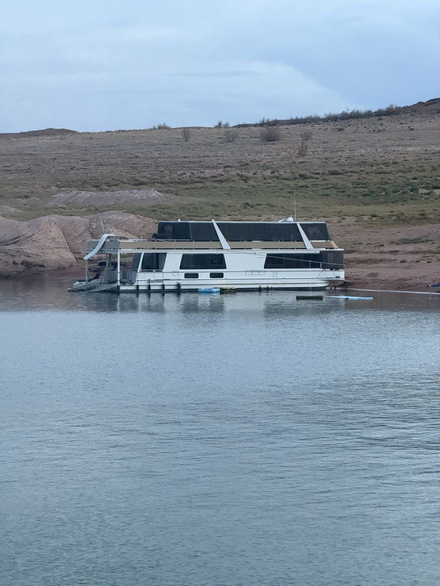 1/10 OWNERSHIP – 75’ × 18’ SKIPPERLINER HOUSEBOAT - 2 week share