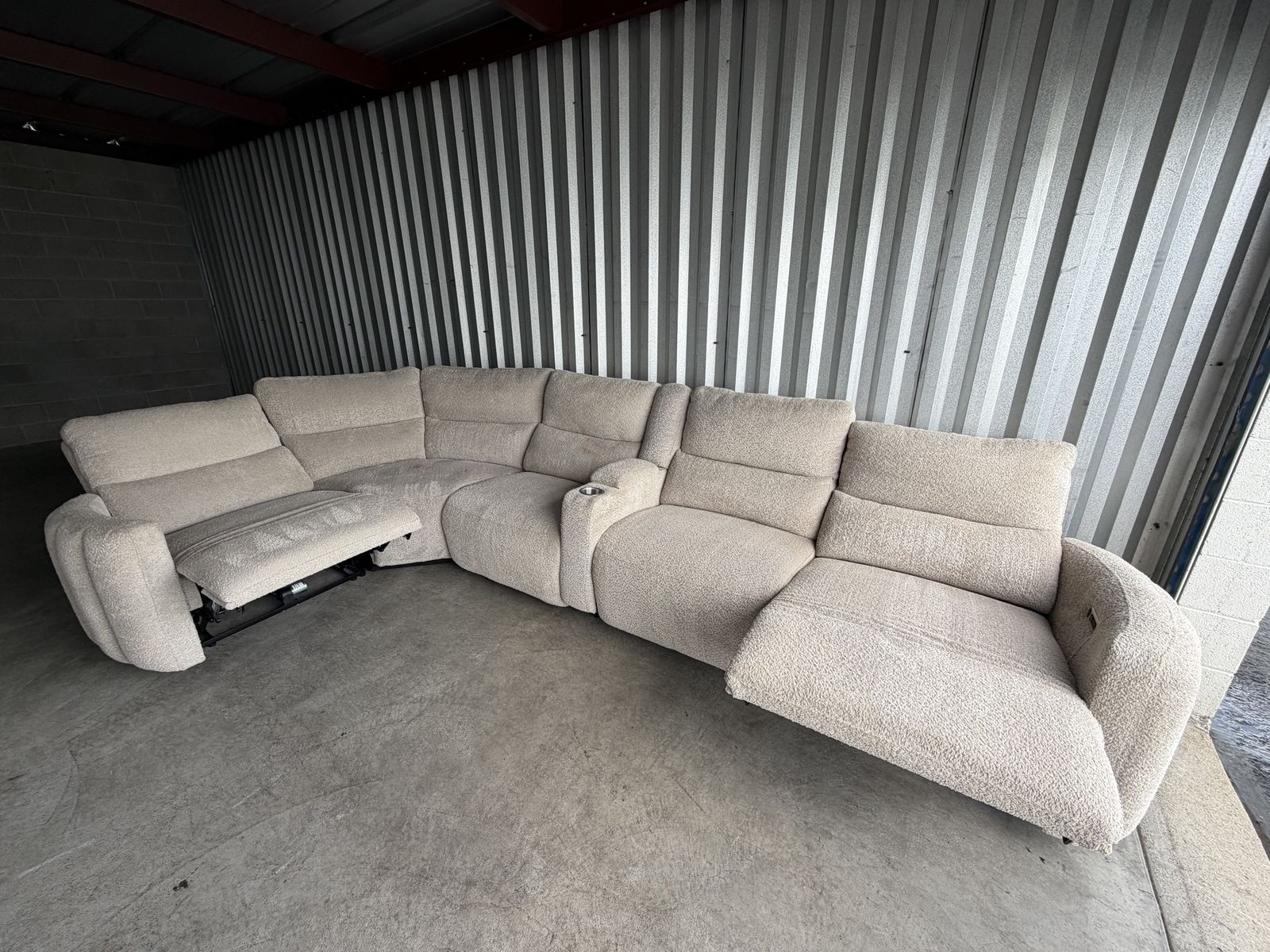 Sectional with electric recliners - Free delivery!