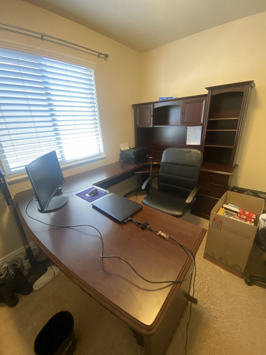 Execurive L-Shaped Home Office Desk with Hutch & Storage – Excellent Condition