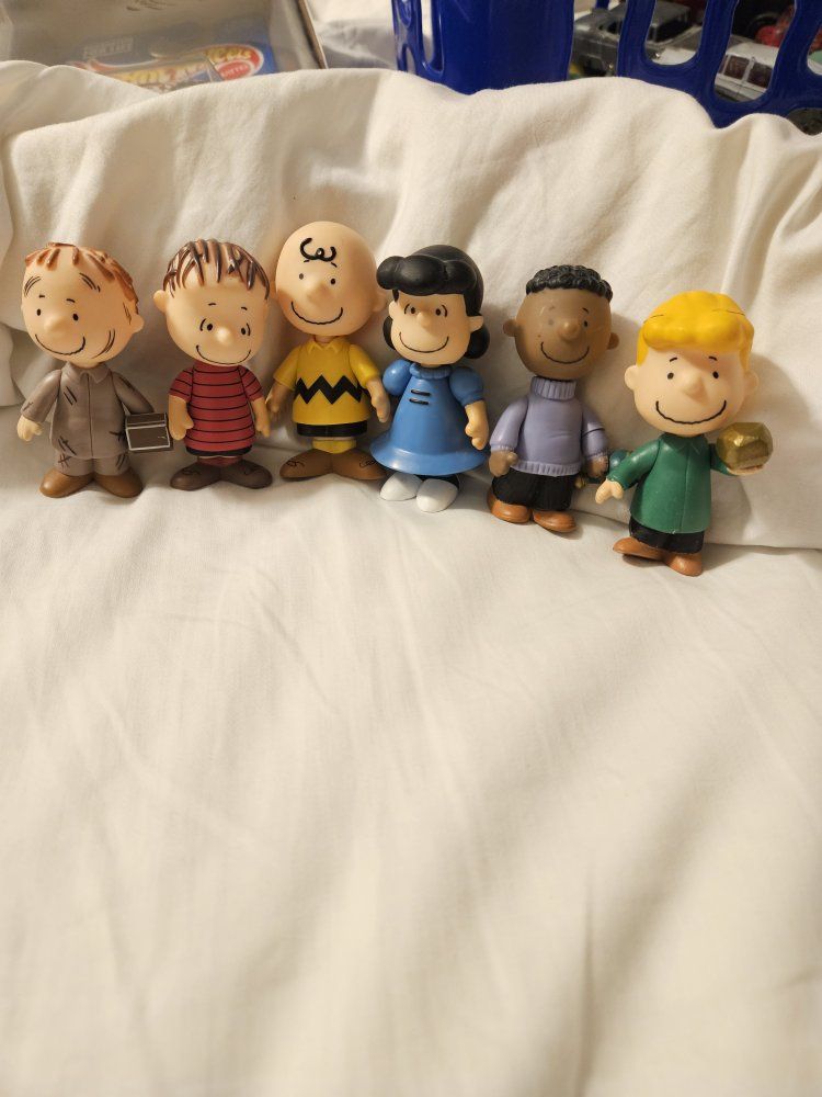 Peanuts Gang Figure Set - Charlie Brown, Lucy, Linus, Franklin, Peppermint Patty, Snoopy (6-Piece)